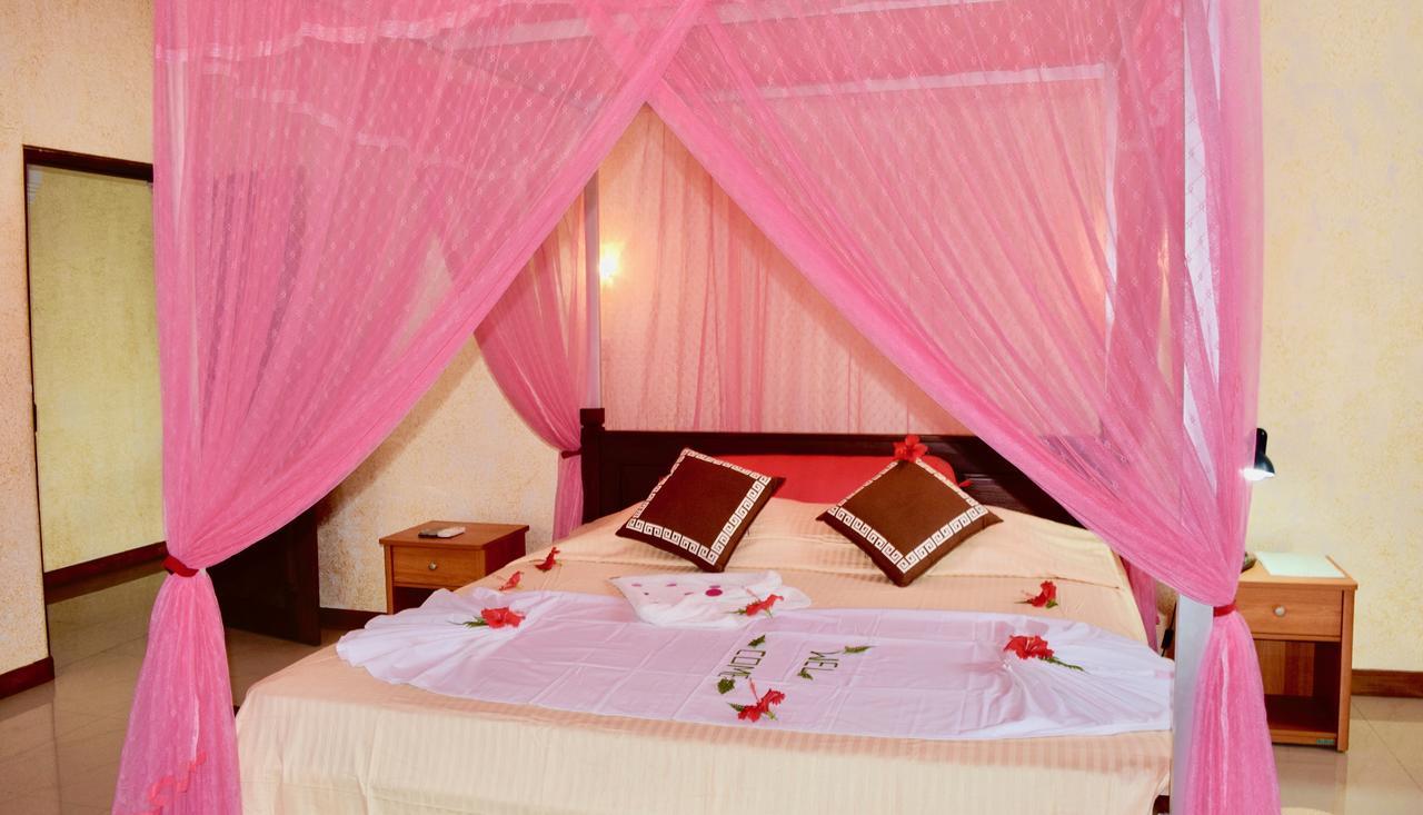 Rico Shadow Guest House & Restaurant Вайиккал Екстериор снимка